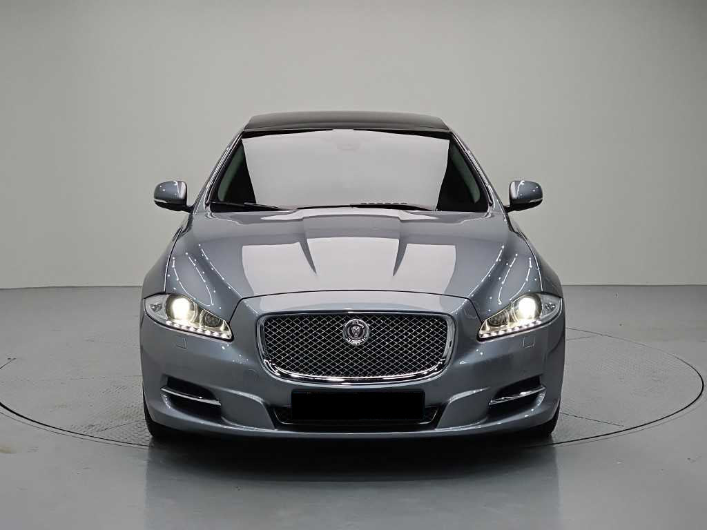 Jaguar XJ — photo 02