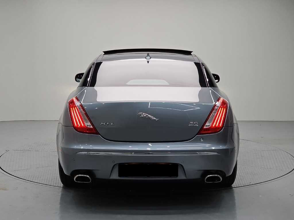 Jaguar XJ — photo 03