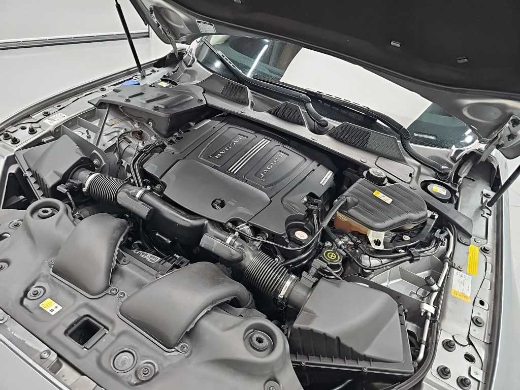 Jaguar XJ — photo 05