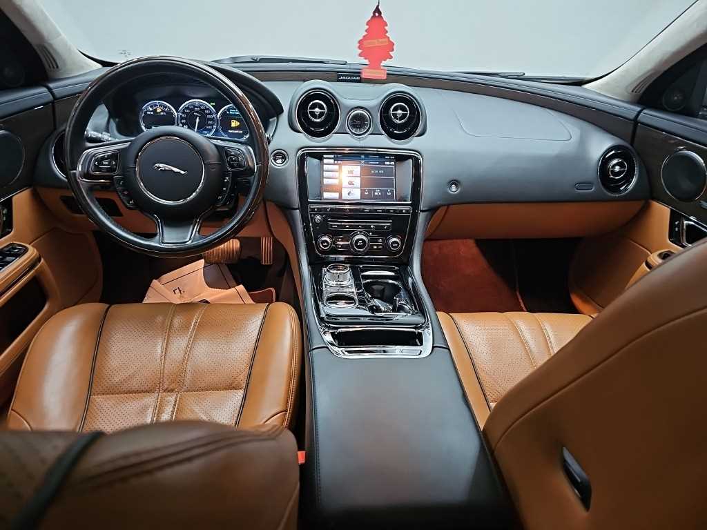 Jaguar XJ — photo 07
