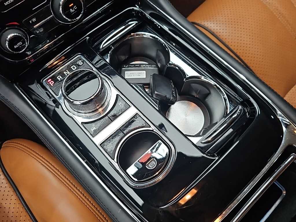 Jaguar XJ — photo 08