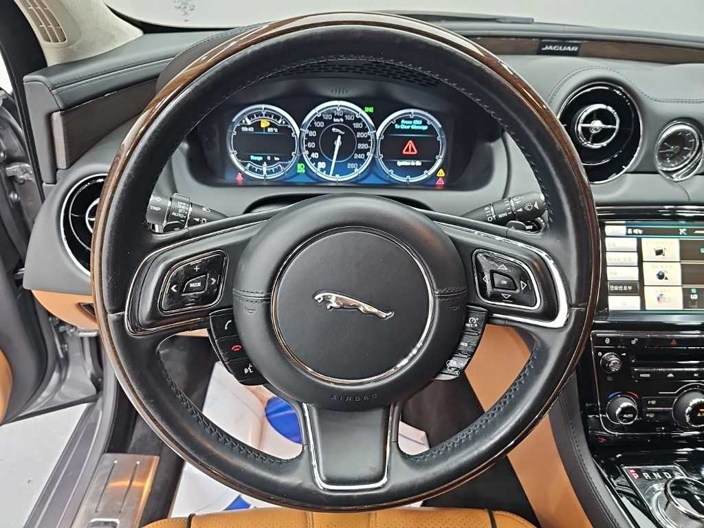 Jaguar XJ — photo 09