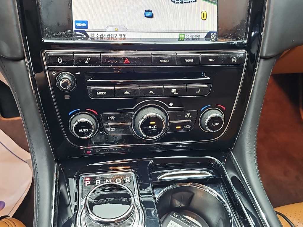 Jaguar XJ — photo 10