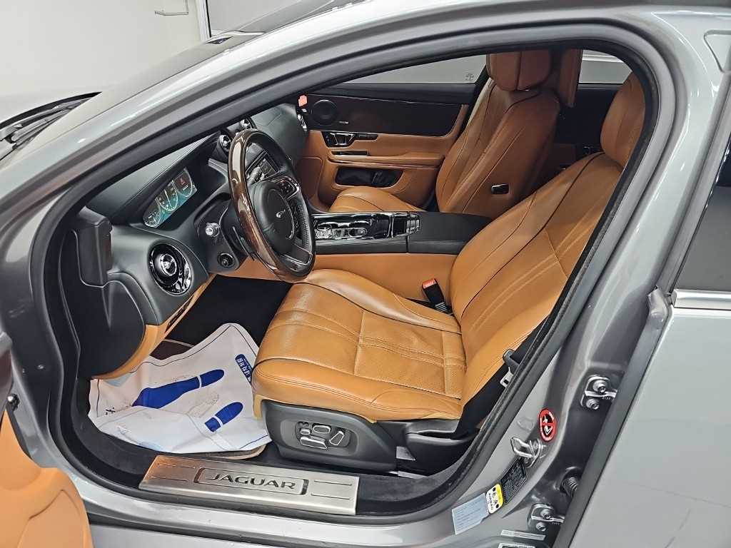 Jaguar XJ — photo 11