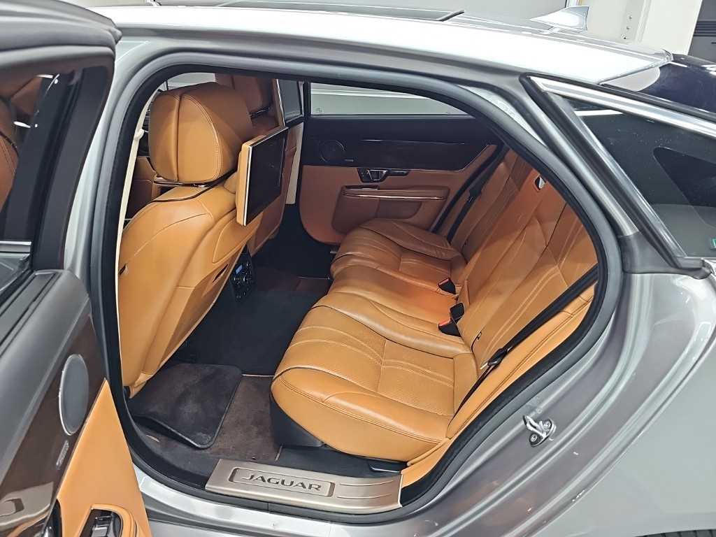 Jaguar XJ — photo 12