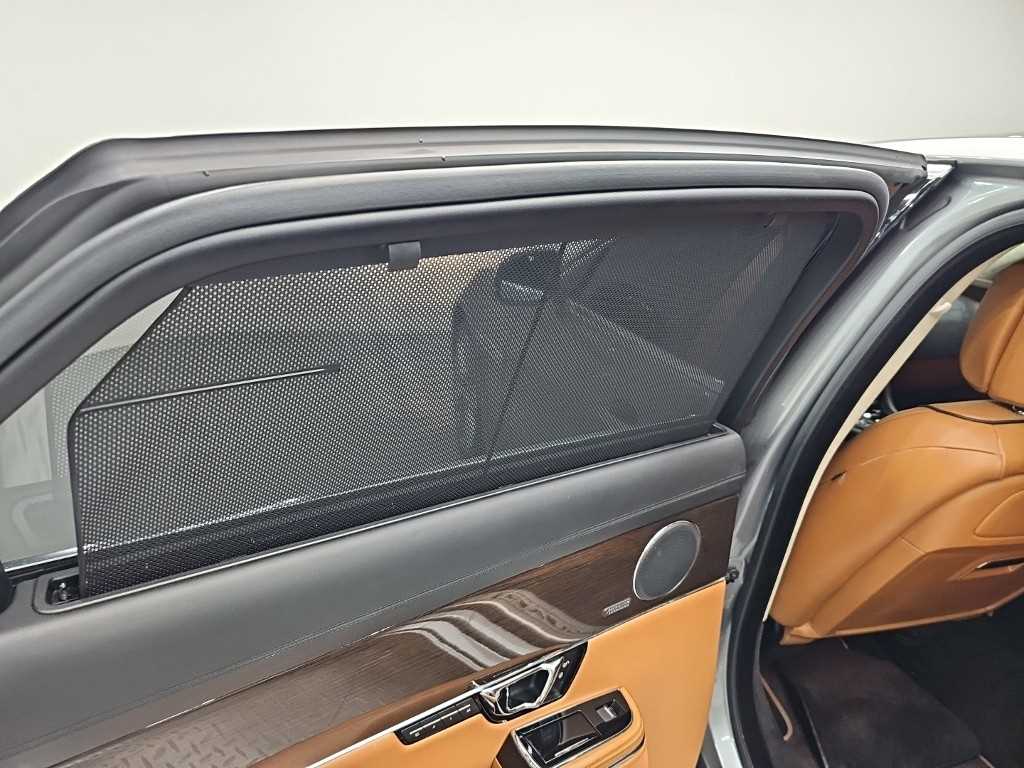 Jaguar XJ — photo 13