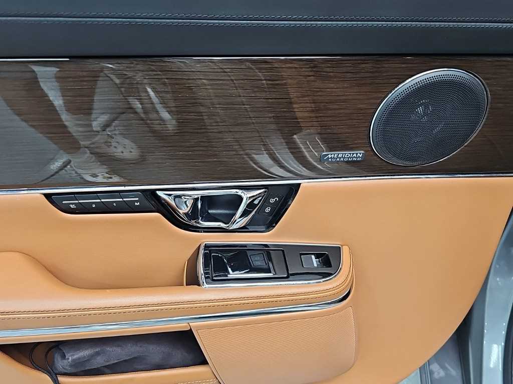 Jaguar XJ — photo 14