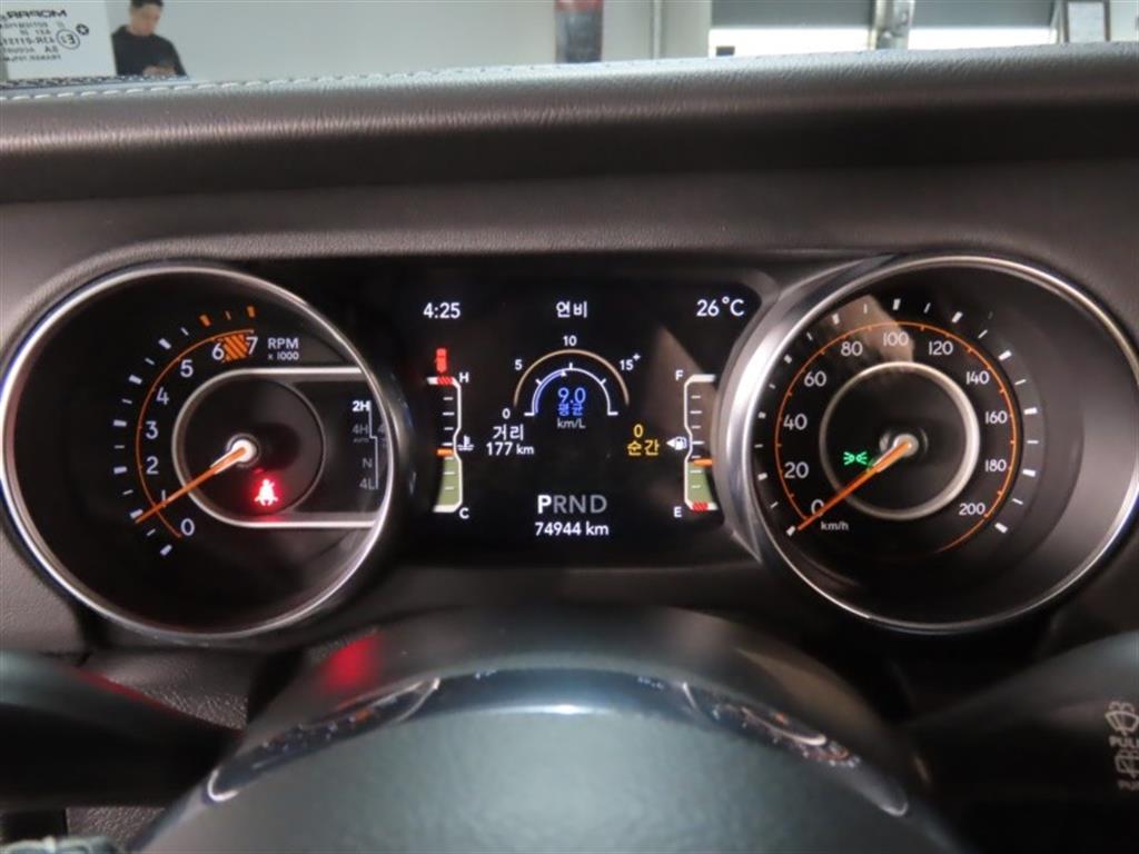 Jeep Wrangler — photo 05