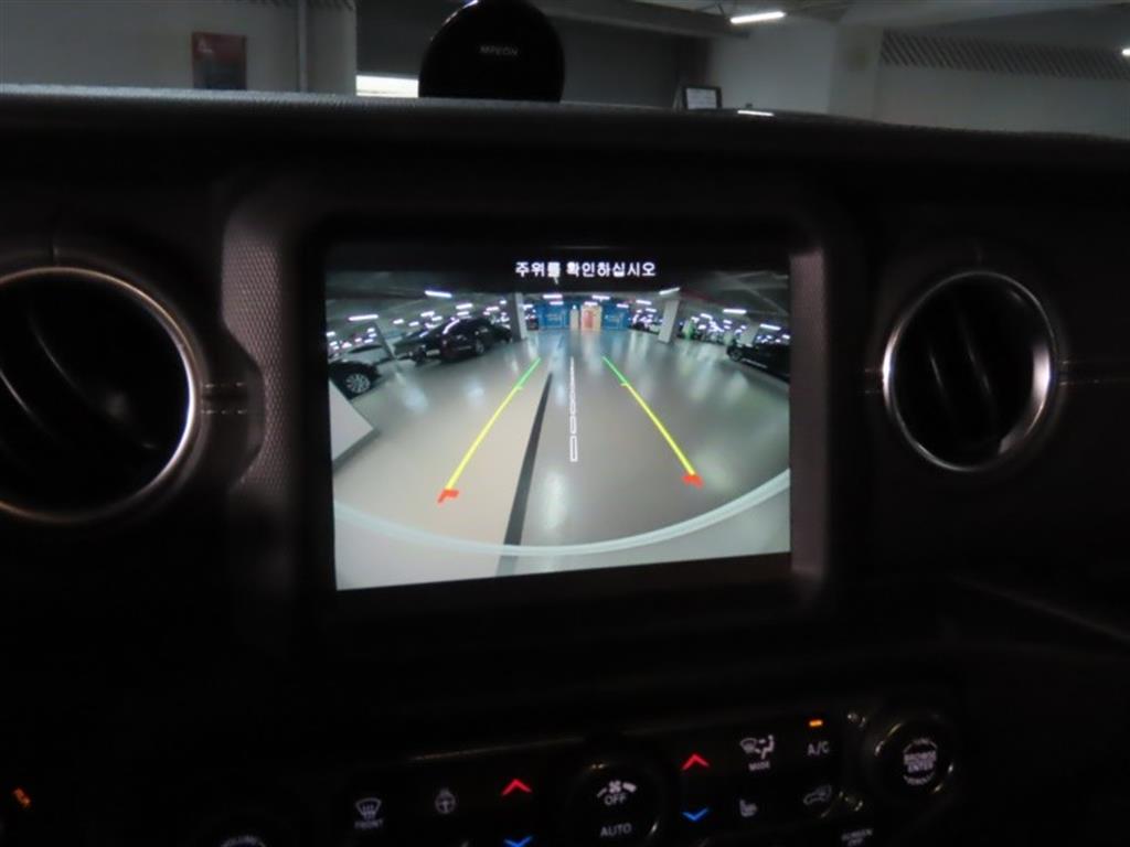 Jeep Wrangler — photo 09