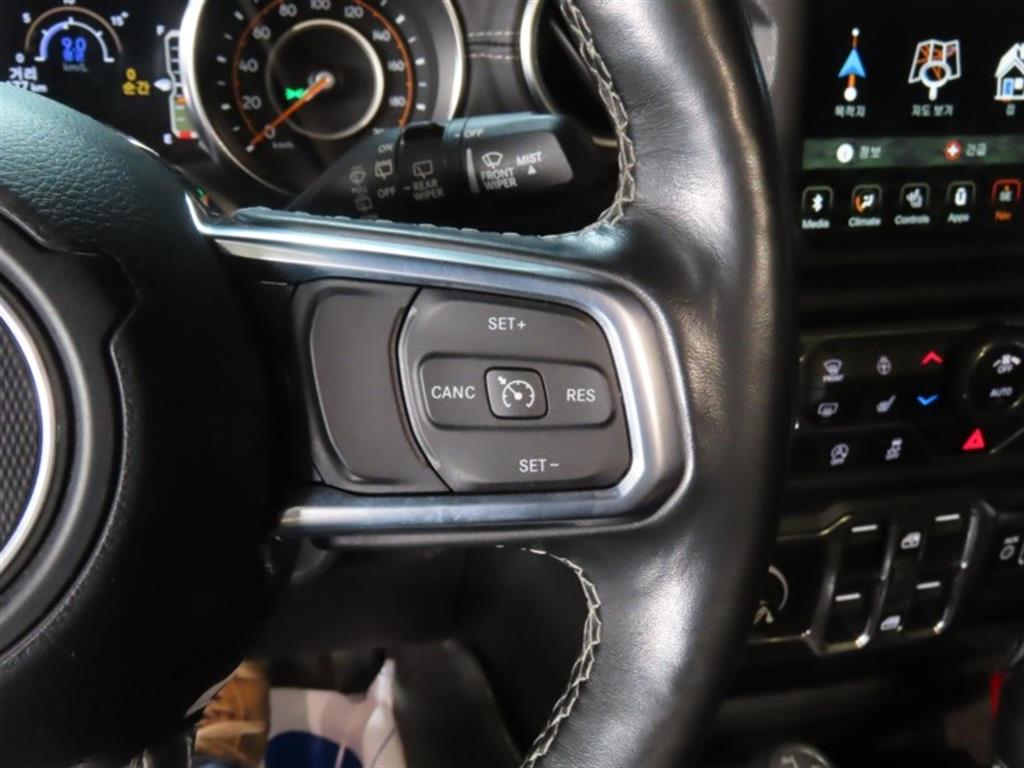 Jeep Wrangler — photo 11