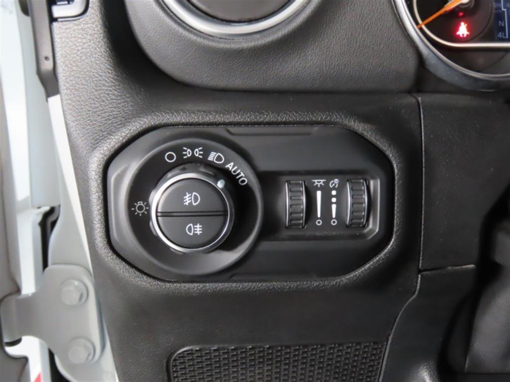 Jeep Wrangler — photo 12