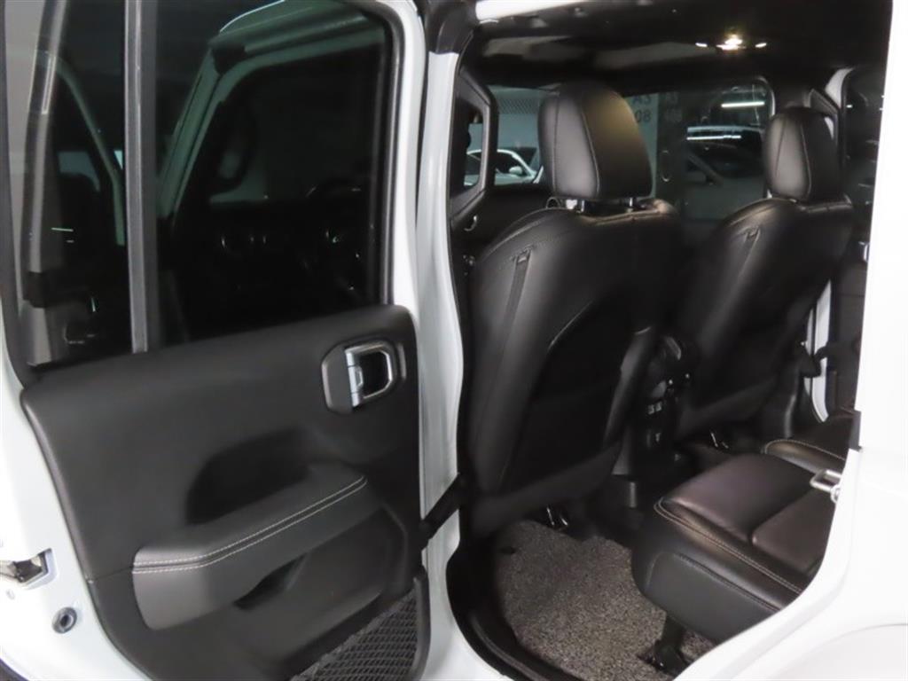 Jeep Wrangler — photo 14