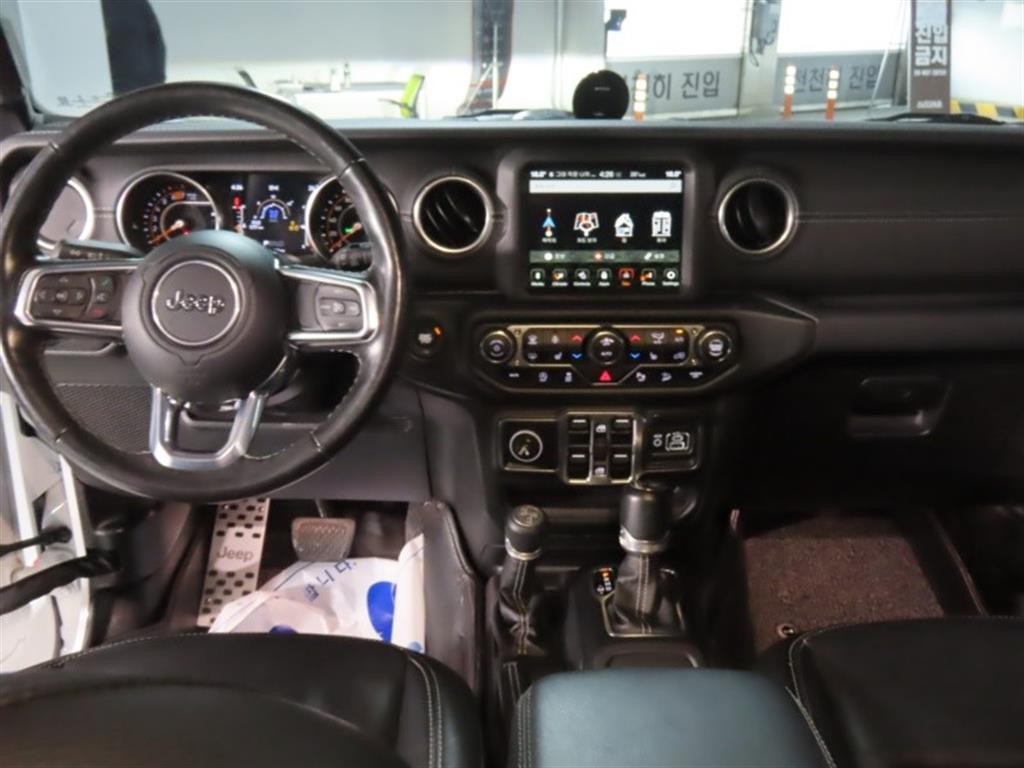 Jeep Wrangler — photo 16