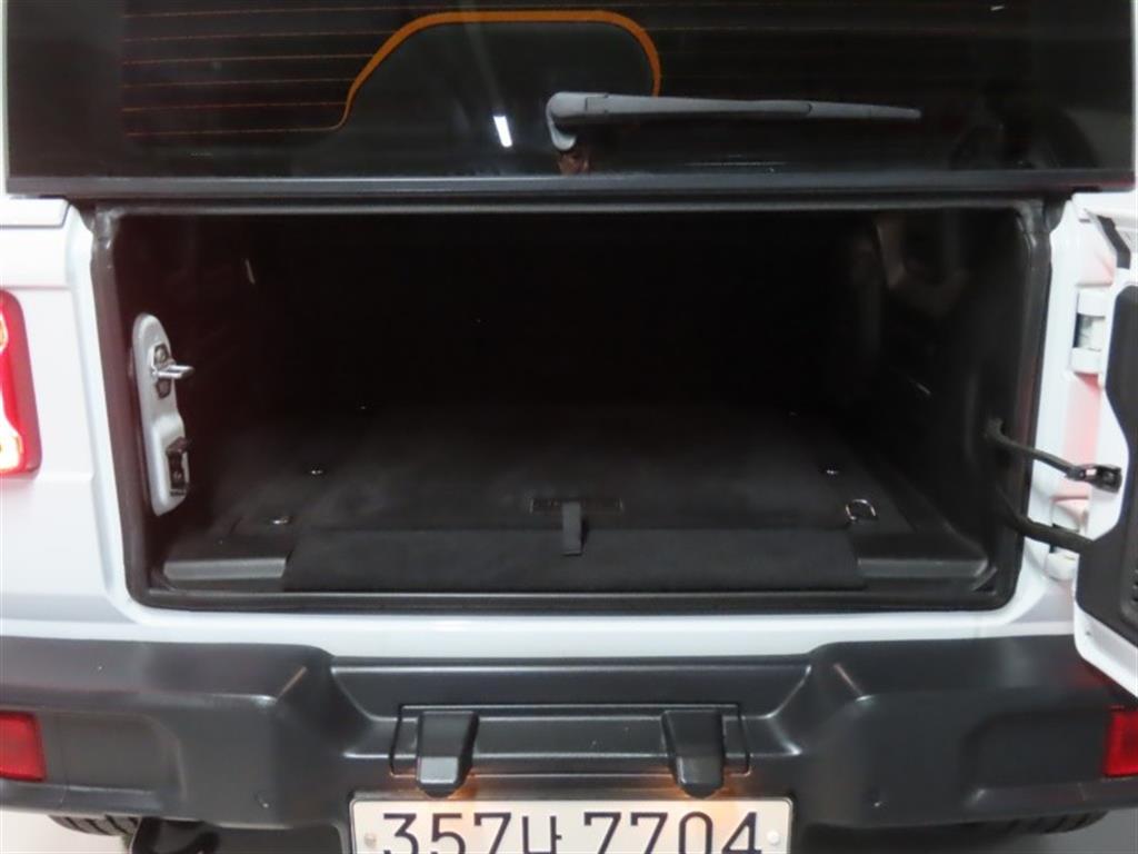 Jeep Wrangler — photo 18