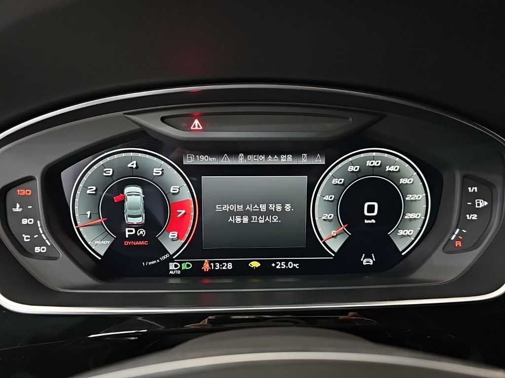 Audi A8 — photo 06