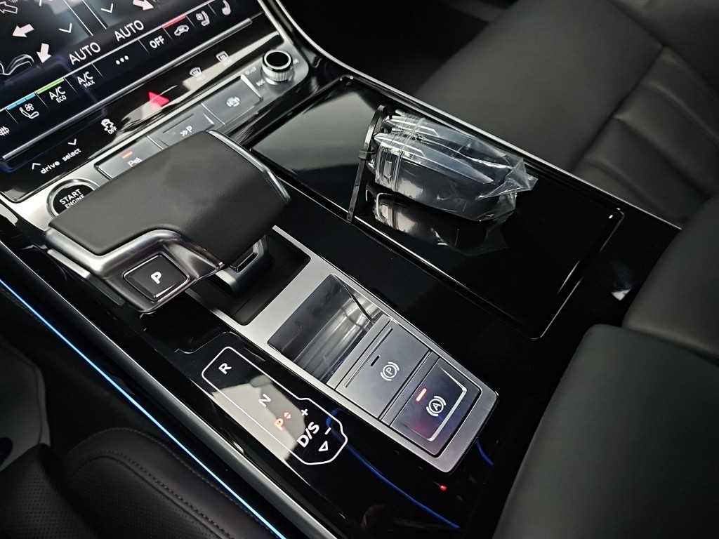 Audi A8 — photo 08