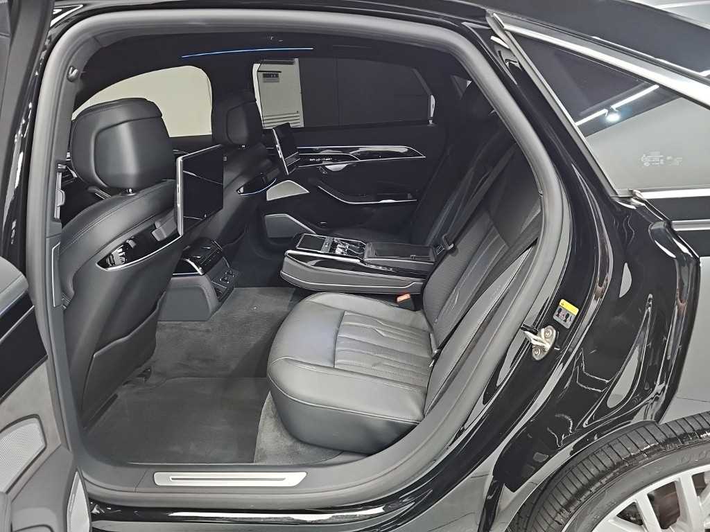 Audi A8 — photo 12