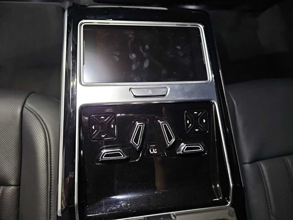 Audi A8 — photo 14