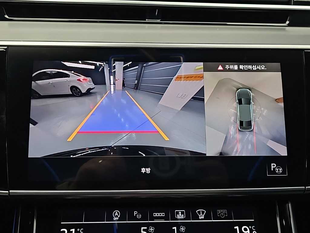 Audi A8 — photo 17