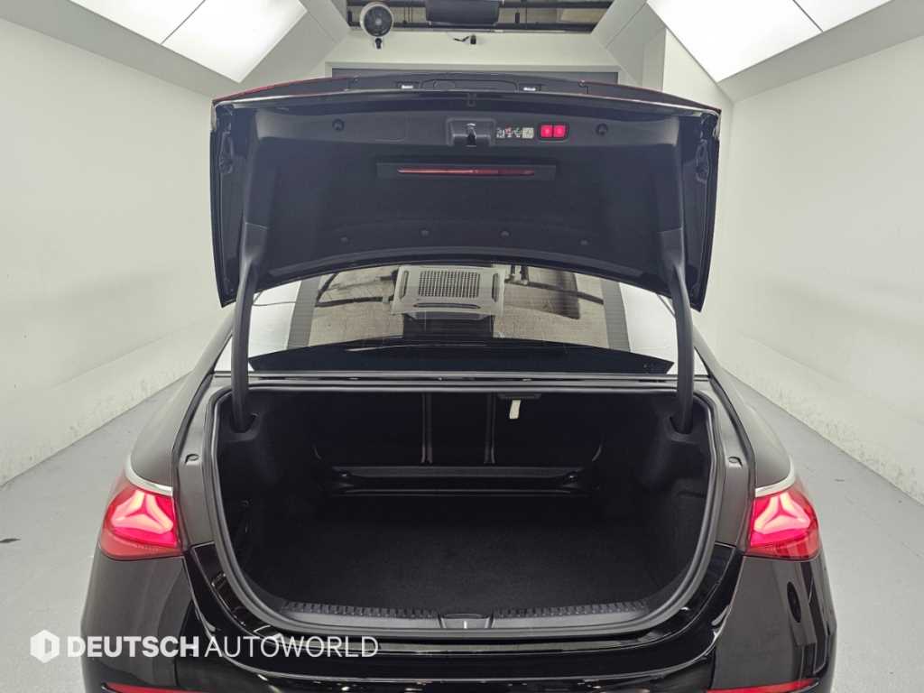Mercedes-Benz E-Class — photo 19
