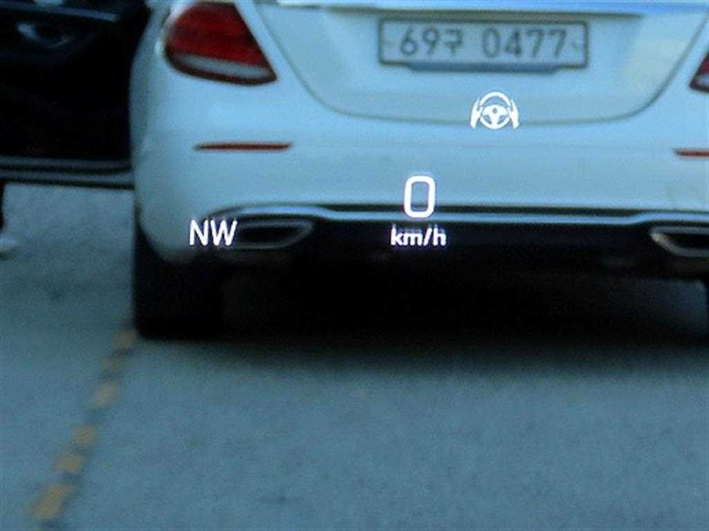 Mercedes-Benz E-Class — photo 10