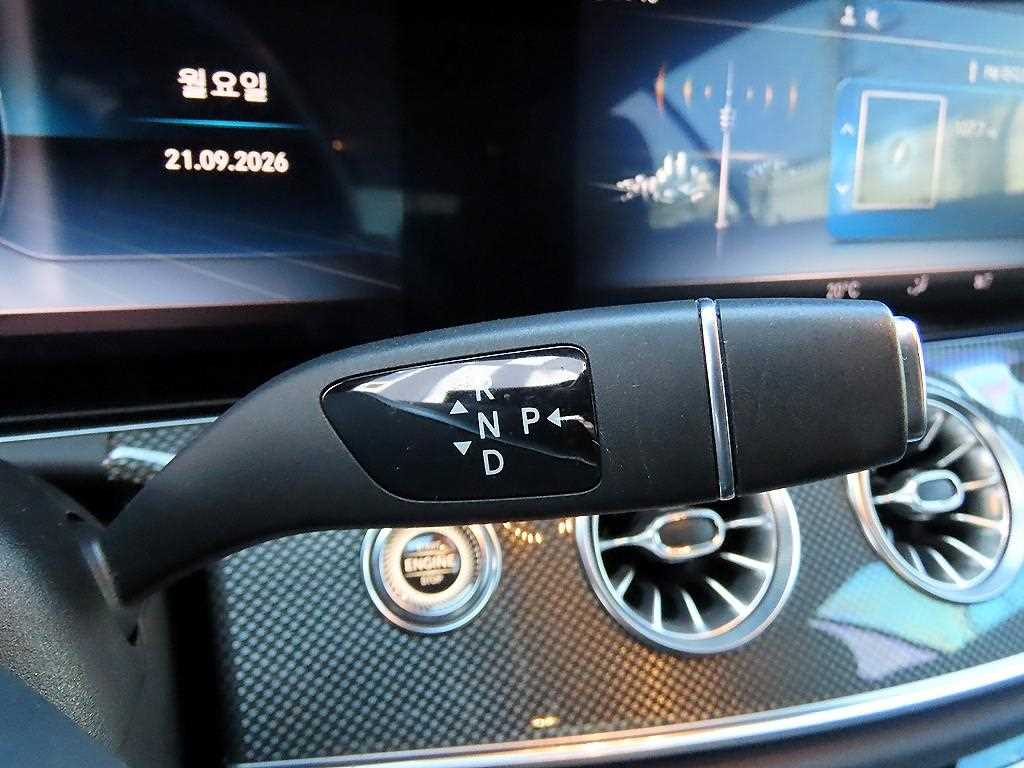 Mercedes-Benz E-Class — photo 11