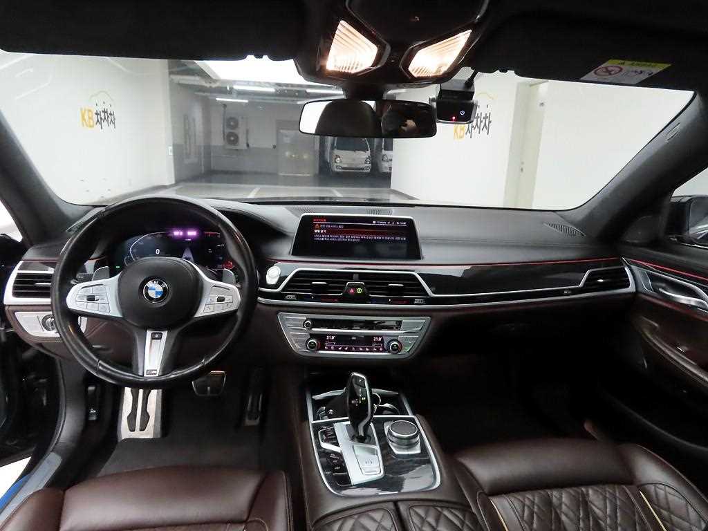 BMW 7-Series — photo 07
