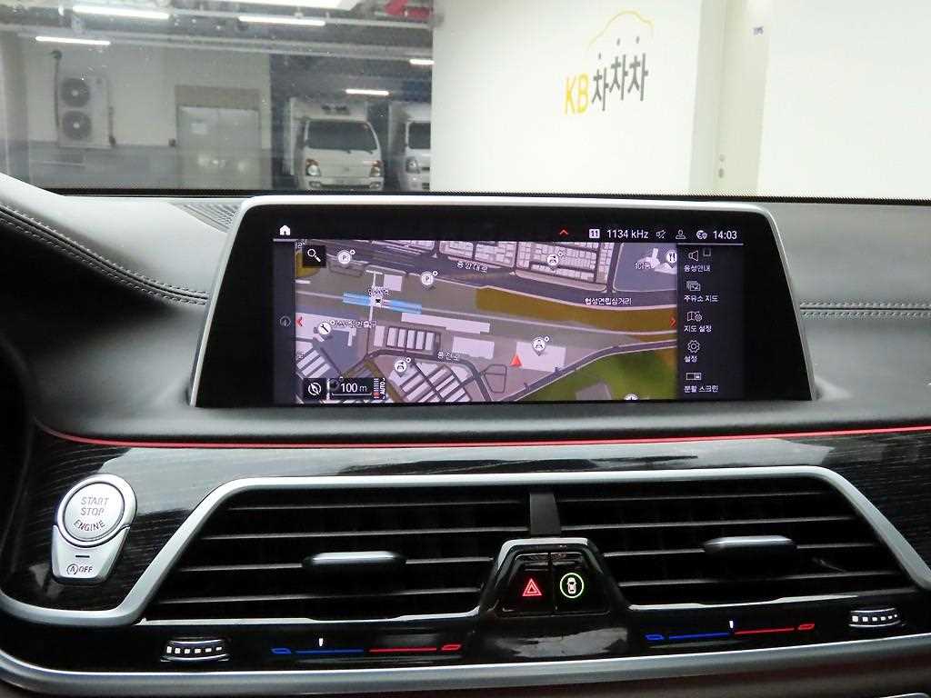 BMW 7-Series — photo 09