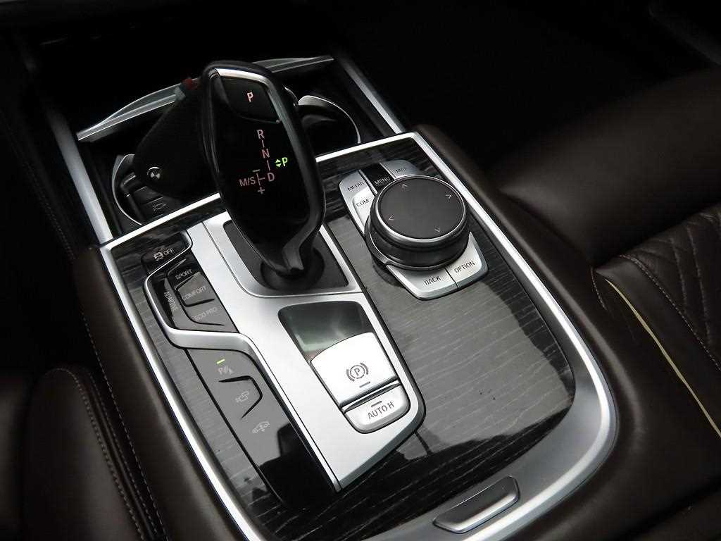 BMW 7-Series — photo 11