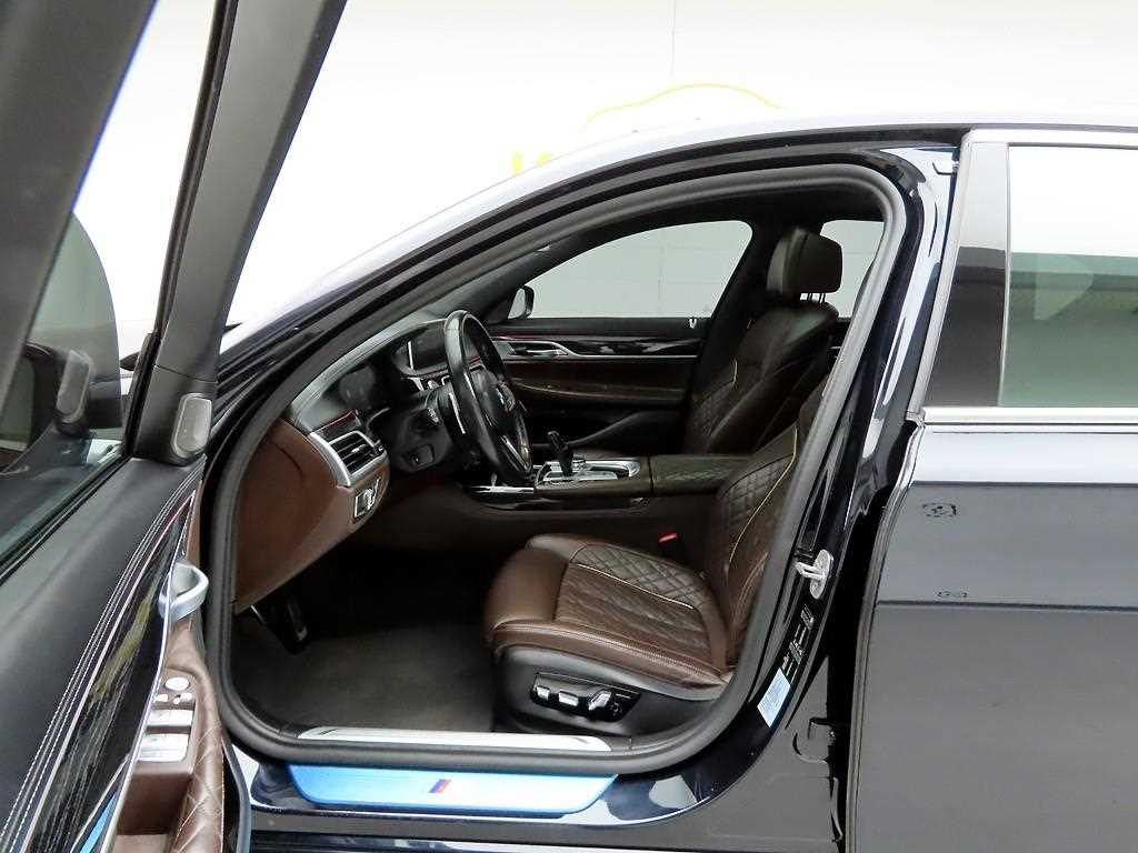 BMW 7-Series — photo 12
