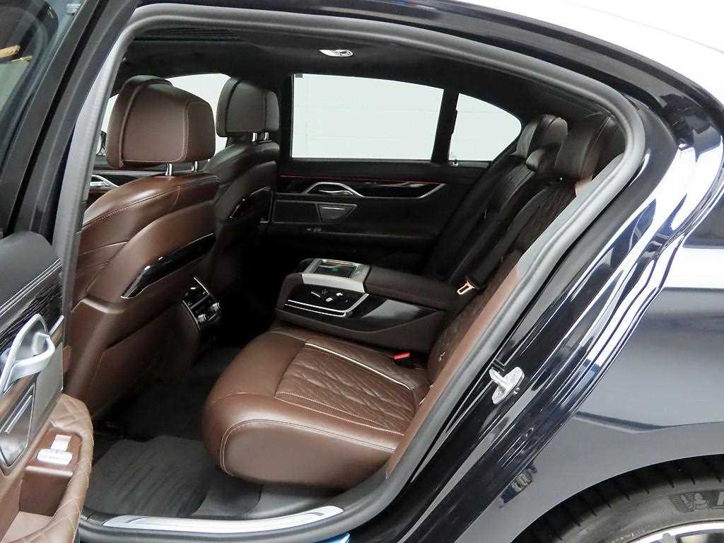 BMW 7-Series — photo 13