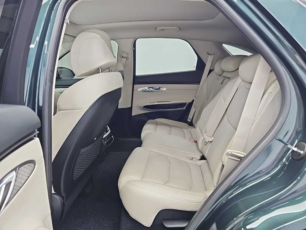 Genesis GV70 — photo 12