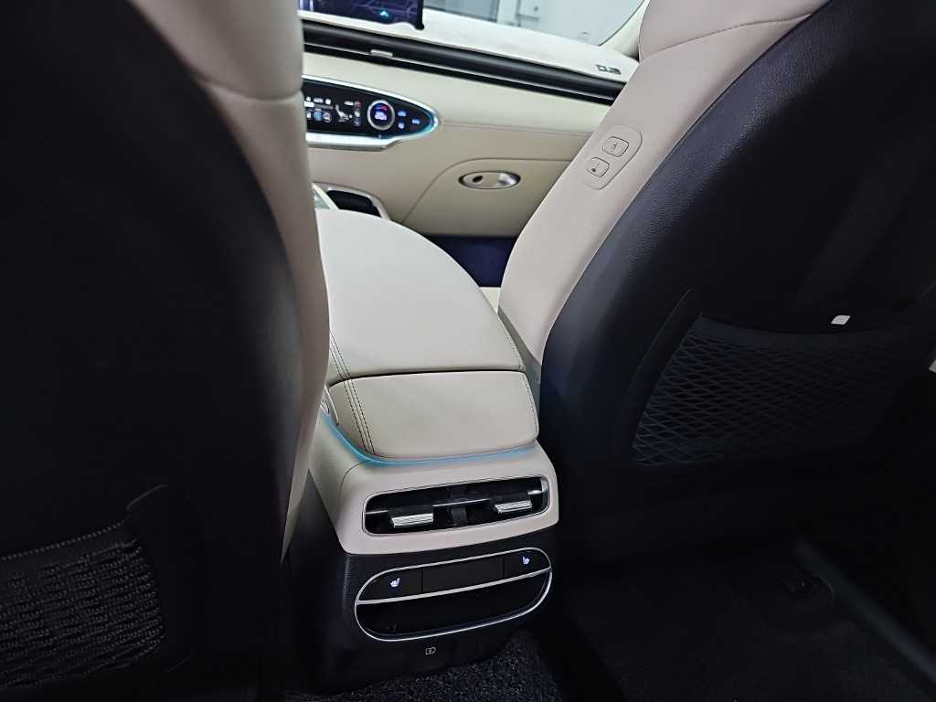 Genesis GV70 — photo 13