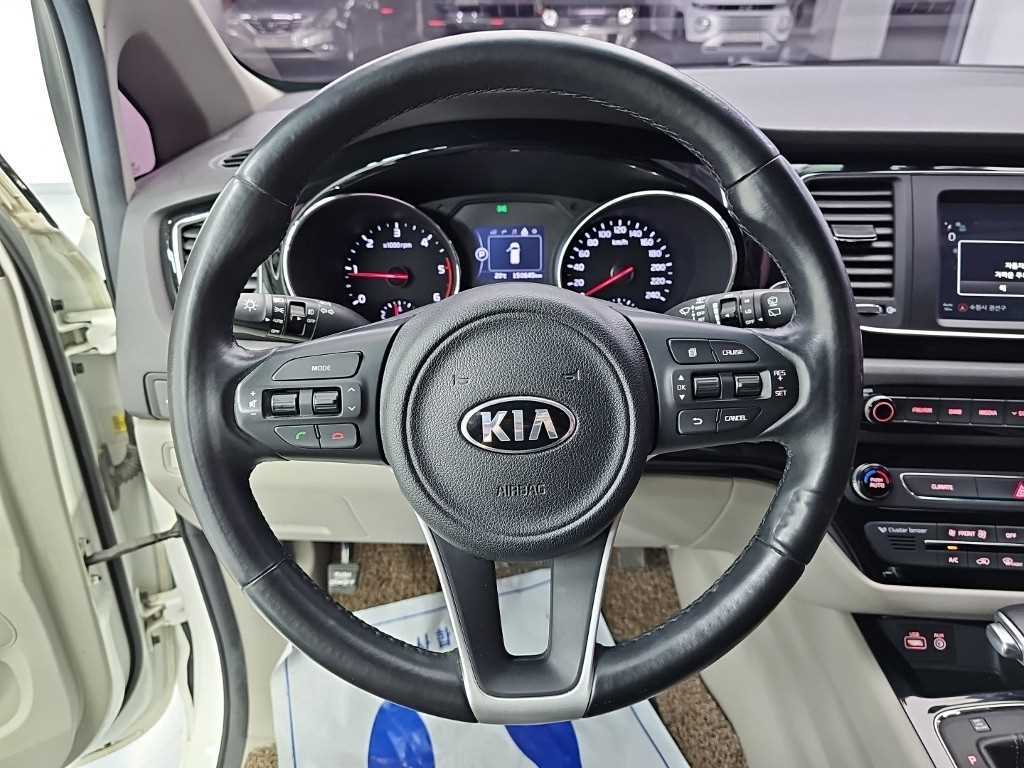 Kia Carnival — photo 09