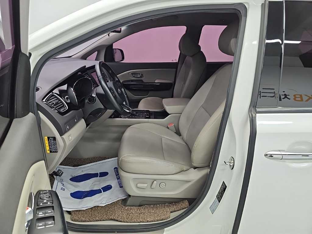 Kia Carnival — photo 11