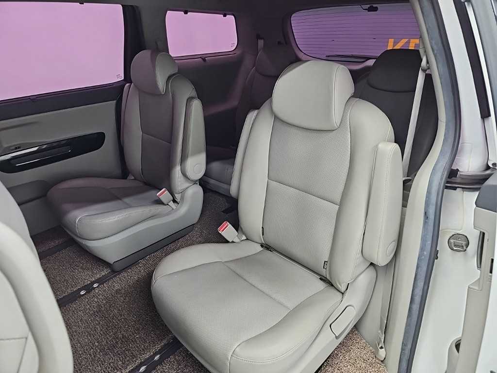 Kia Carnival — photo 12