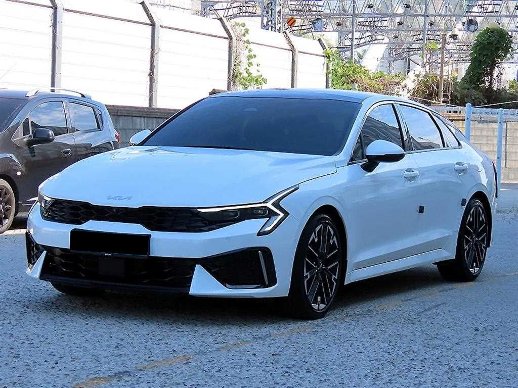 Kia K5 — photo 01