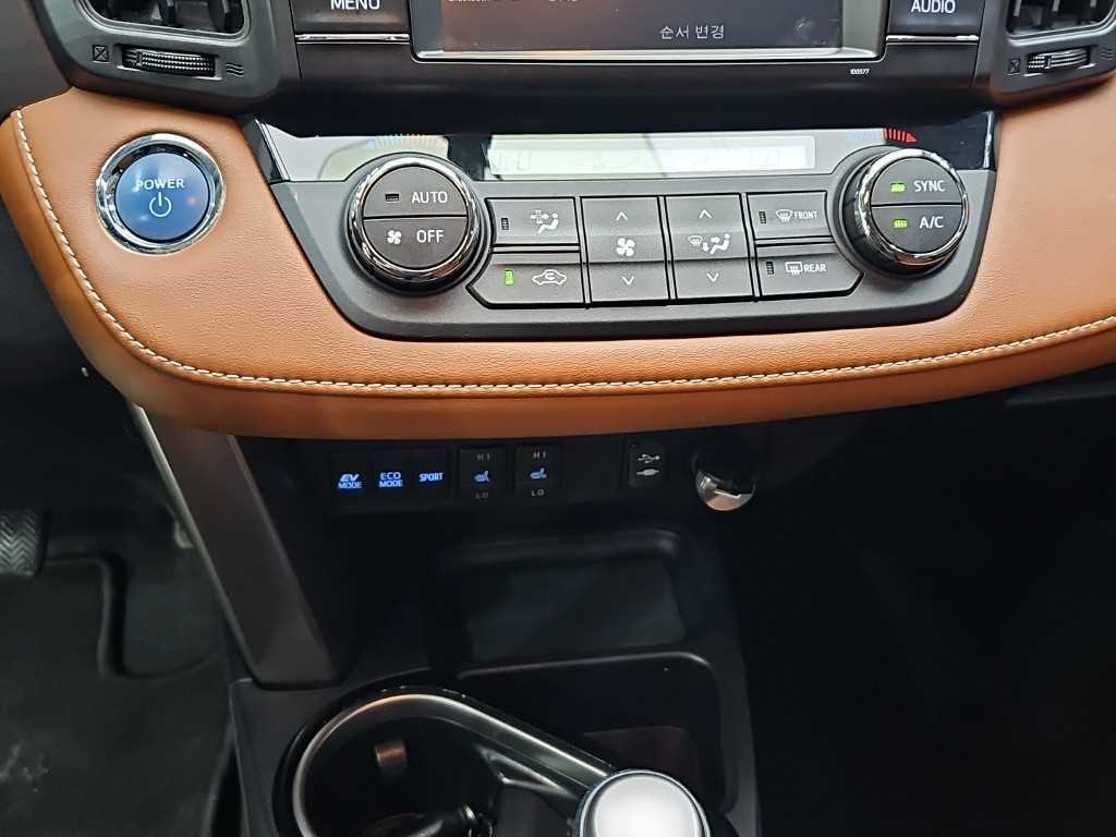 Toyota RAV4 — photo 10
