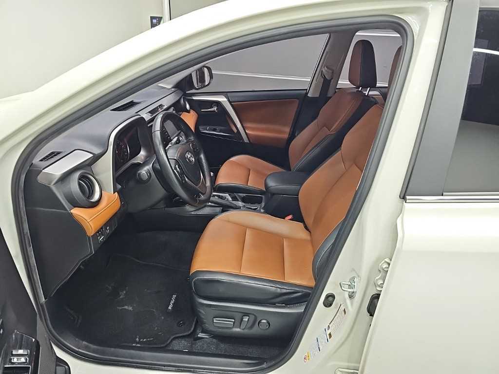 Toyota RAV4 — photo 11