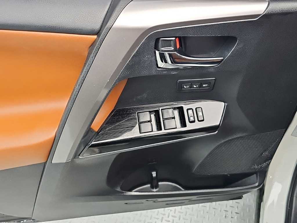 Toyota RAV4 — photo 16