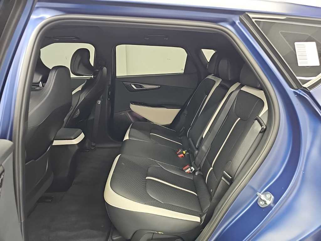 Kia EV6 — photo 12