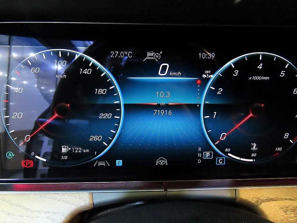 Mercedes-Benz E-Class — photo 09