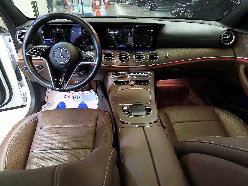 Mercedes-Benz E-Class — photo 10
