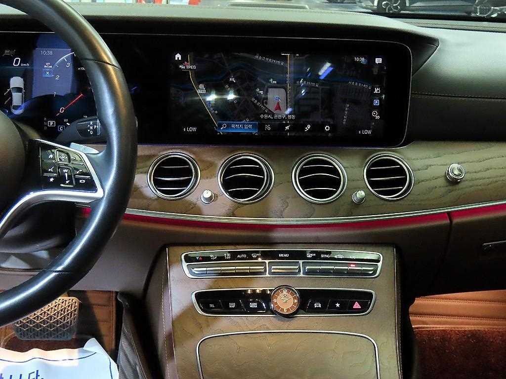 Mercedes-Benz E-Class — photo 11