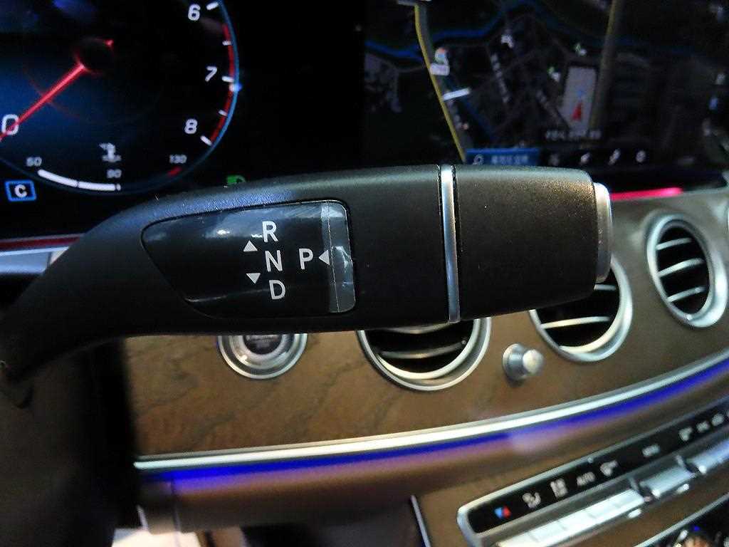 Mercedes-Benz E-Class — photo 12