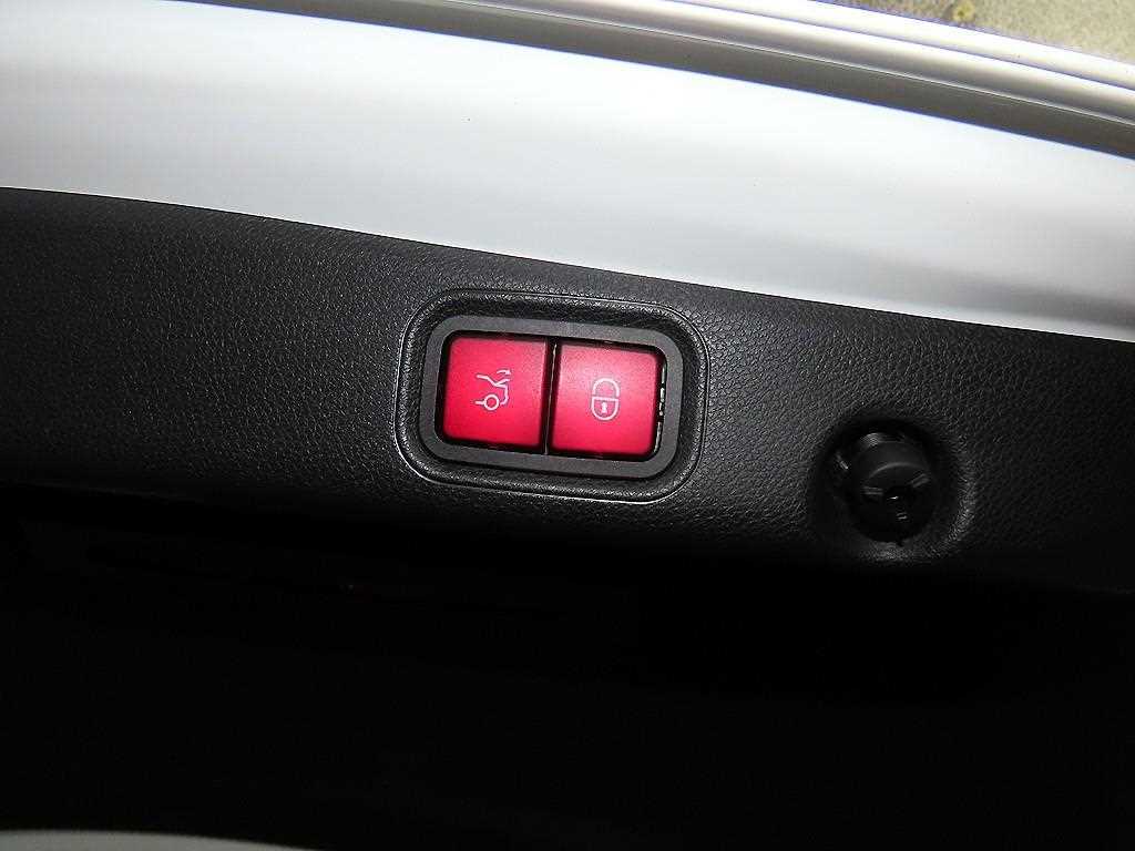 Mercedes-Benz E-Class — photo 16