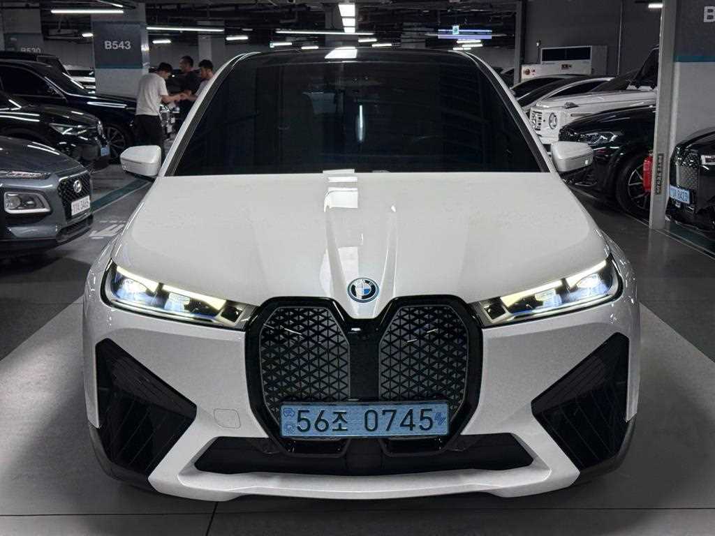 BMW iX — photo 02