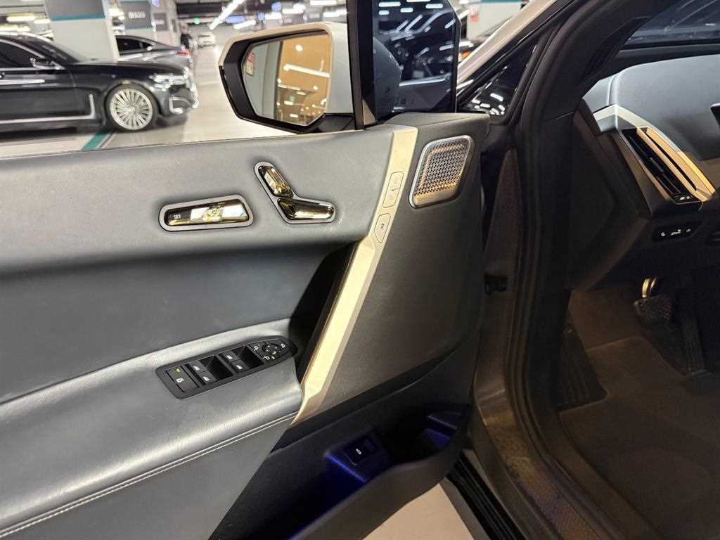 BMW iX — photo 12