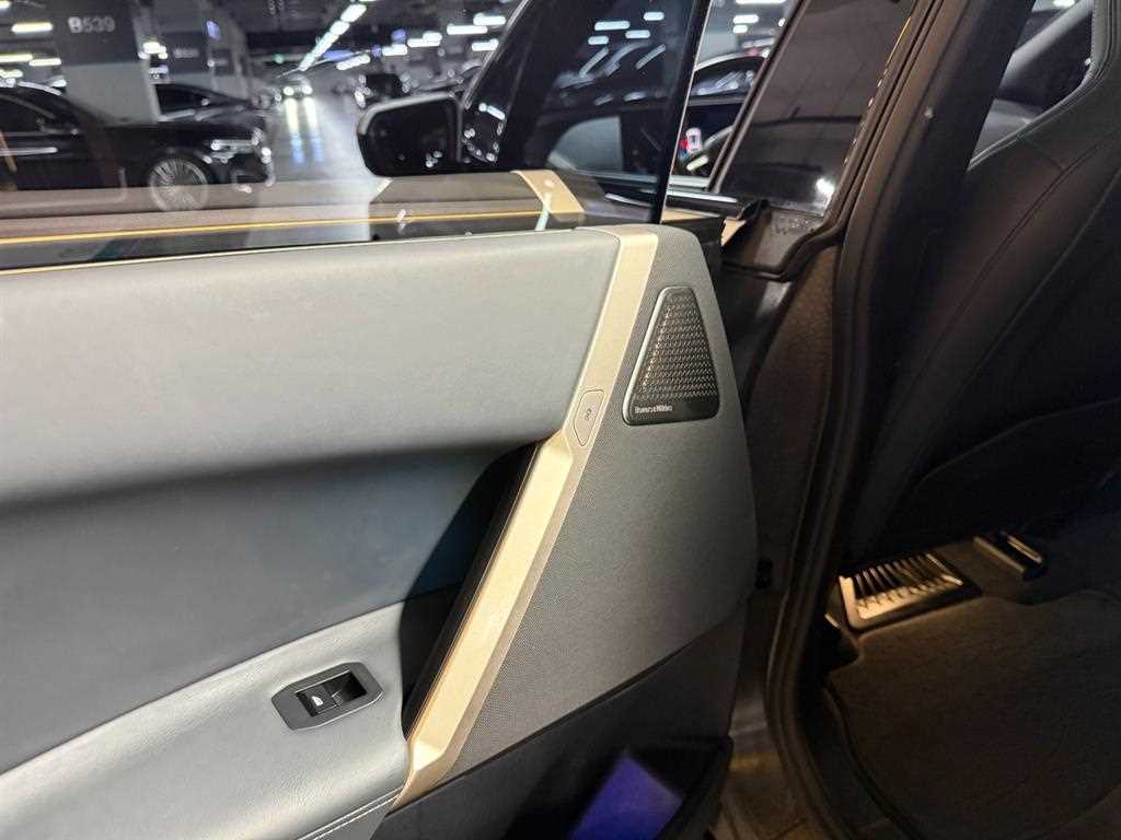 BMW iX — photo 18