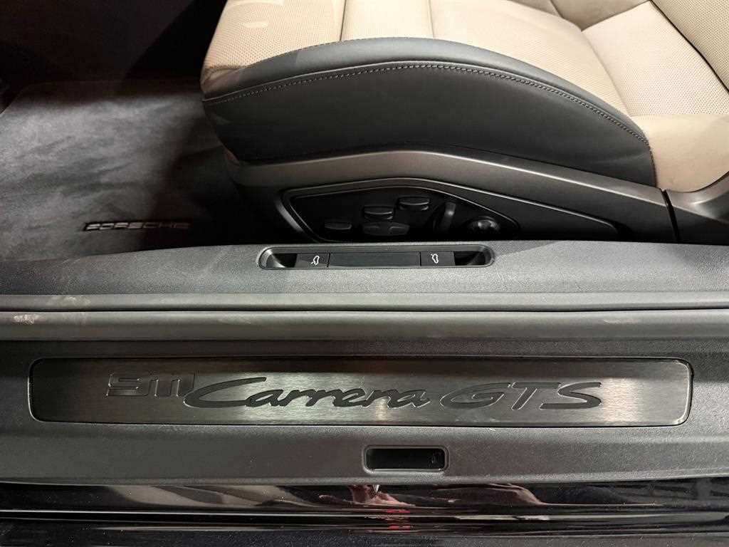 Porsche 911 — photo 19